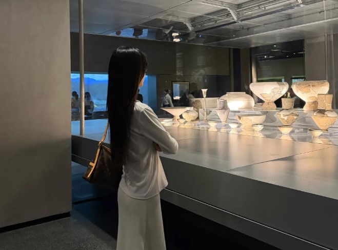 请问寒假的周末三星堆人多不多？官方讲解好不好约？